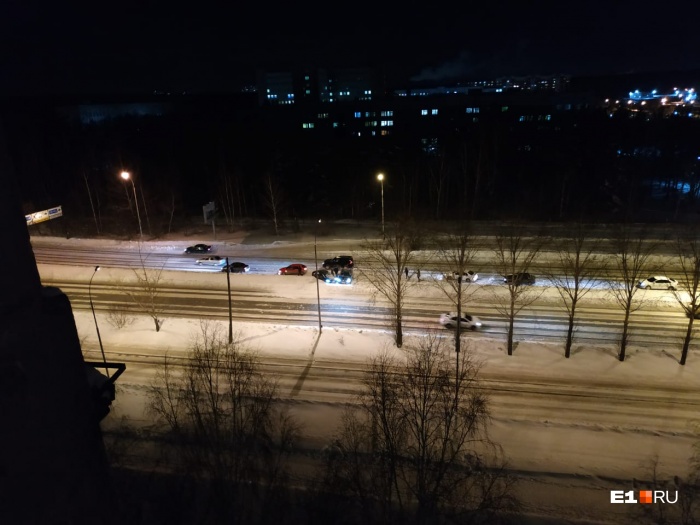 Один из автомобилей занесло на дороге, а второй в него влетел Один из автомобилей занесло на дороге, а второй в него влетел