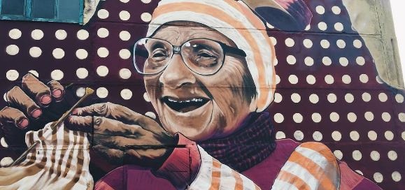 Огромный портрет доброй бабушки появился на здании по Менжинского
