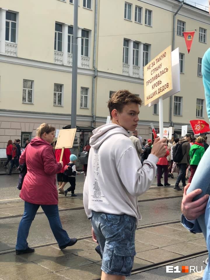 «Мы нашли чью-то старую медаль»: смотрим, как прошёл многотысячный «Бессмертный полк», и ищем себя