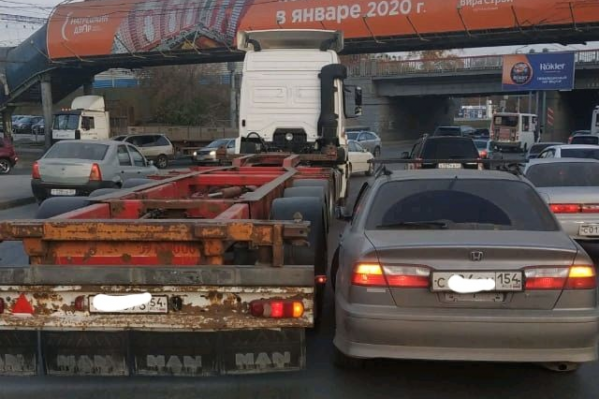 Из-за аварии с большегрузом собралась глухая пробка на площади Труда Из-за аварии с большегрузом собралась глухая пробка на площади Труда