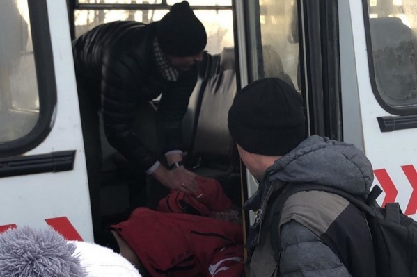 Первую помощь водителю сначала оказывали в салоне автобуса Первую помощь водителю сначала оказывали в салоне автобуса