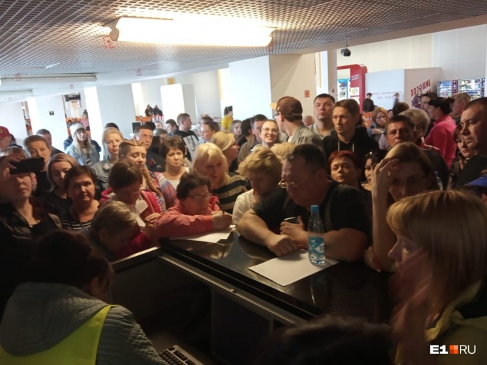 Самолет задерживали на 14 часов, и пассажиры написали претензию Самолет задерживали на 14 часов, и пассажиры написали претензию