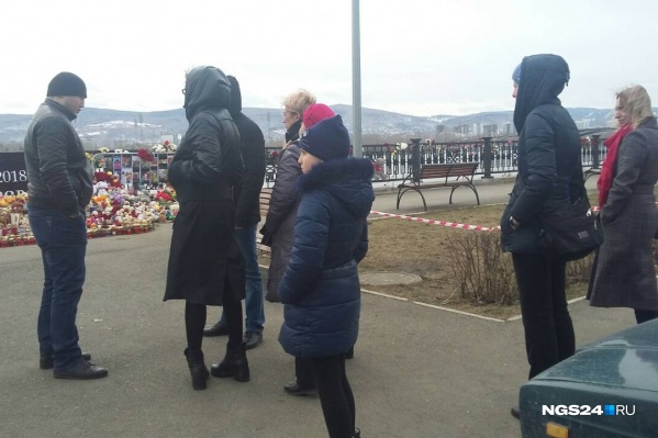 Прямо сейчас на набережной люди, полицейские не пускают их к мемориалу Прямо сейчас на набережной люди, полицейские не пускают их к мемориалу