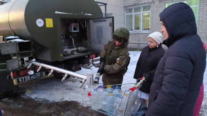 Военные из Дзержинска привезли 100 тонн воды, чтобы помочь жителям Автозаводского района