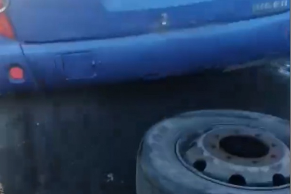 Колёса у автобуса отвалились, когда он ехал по трассе Колёса у автобуса отвалились, когда он ехал по трассе