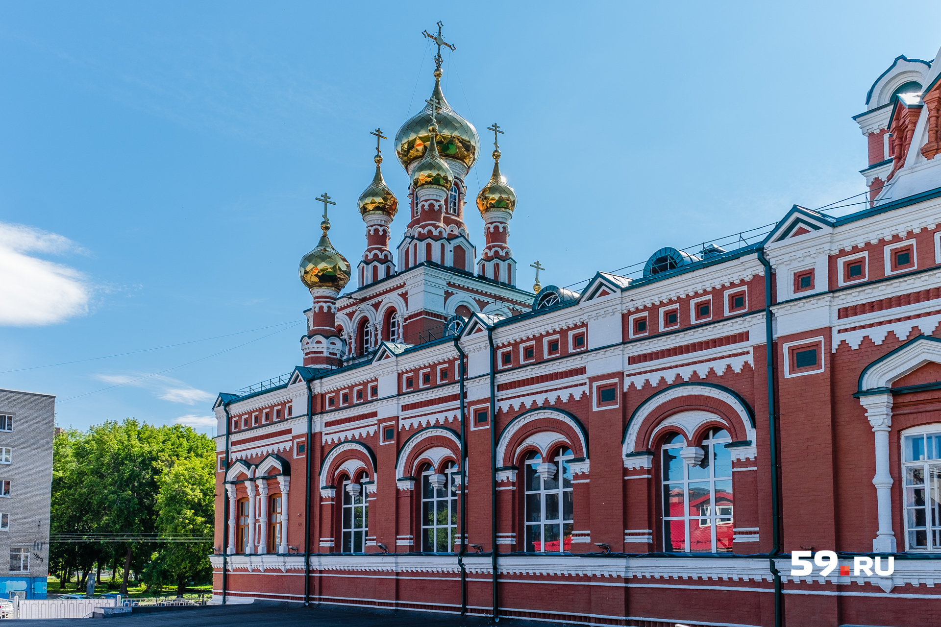 Стены фасада окрашены в контрастные красный и белый цвета Стены фасада окрашены в контрастные красный и белый цвета