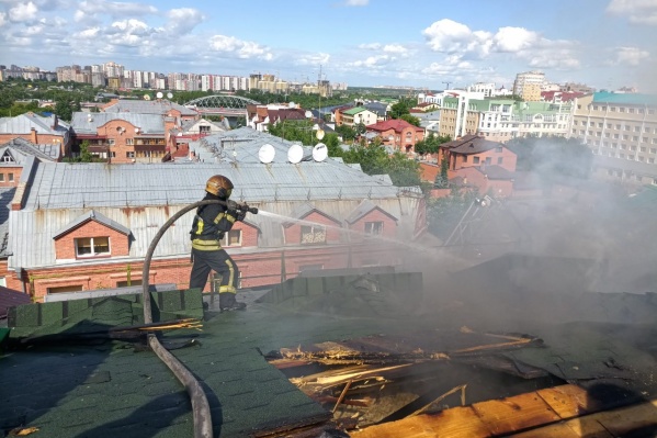 Более 70 пожарных несколько часов боролись с огнём. После за дело взялись дознаватели, которым уже удалось установить предварительную причину возгорания<br> Более 70 пожарных несколько часов боролись с огнём. После за дело взялись дознаватели, которым уже удалось установить предварительную причину возгорания<br>