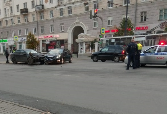 «Подушки стрельнули, я был весь в крови»: на Свердлова таксист угодил в аварию с полицейским