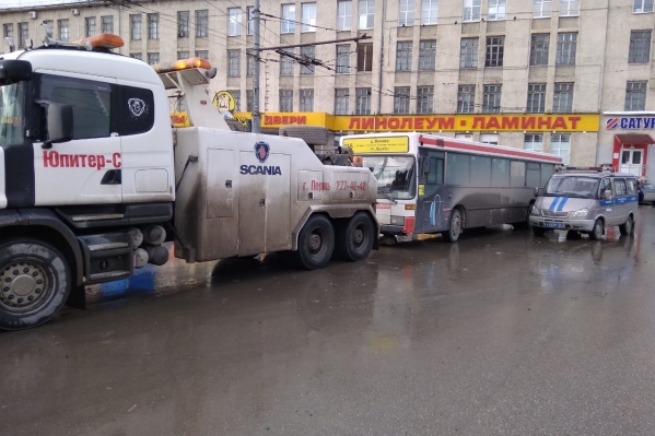 На площади Дружбы во время очередной проверки эвакуировали автобус — нашли серьёзные нарушения На площади Дружбы во время очередной проверки эвакуировали автобус — нашли серьёзные нарушения