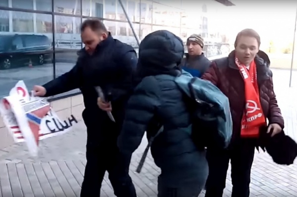 Уфимец пожаловался, что его избили и отняли плакат Уфимец пожаловался, что его избили и отняли плакат