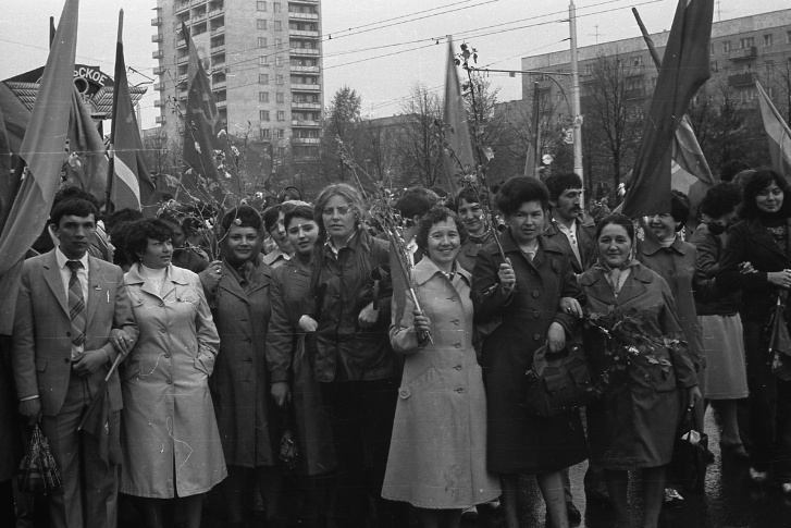 Пройти с коллегами по работе и друзьями по главной улице города — что может быть торжественнее Пройти с коллегами по работе и друзьями по главной улице города — что может быть торжественнее