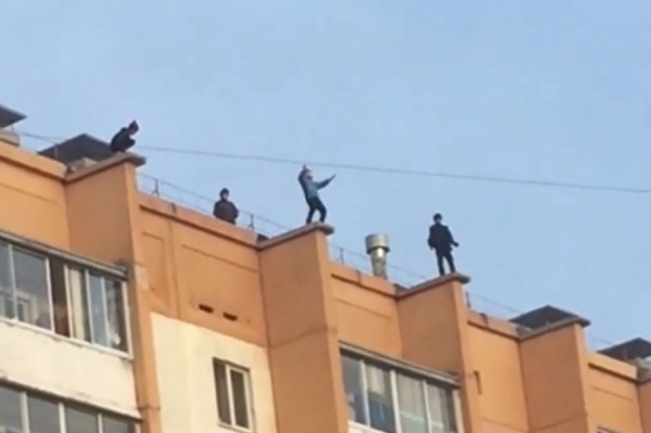 Подростки регулярно развлекаются на крыше многоэтажки, в которой живут военные Подростки регулярно развлекаются на крыше многоэтажки, в которой живут военные