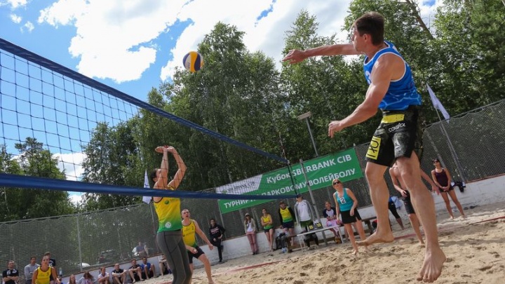 Сбербанк провел mixed-турнир по парковому волейболу в Тюмени