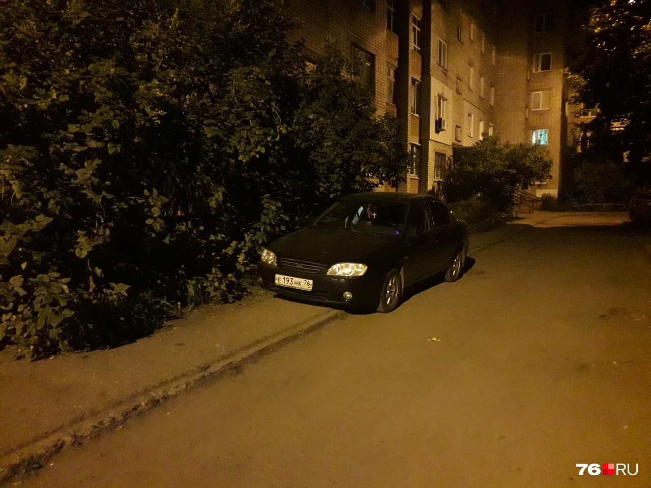 Парковщик во дворе дома на улице Тургенева, 11 сентября 2019 года