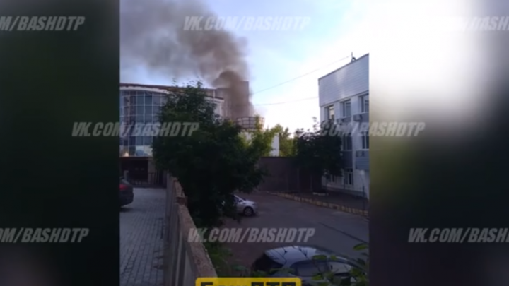 Пожар в центре: в Уфе вспыхнуло здание