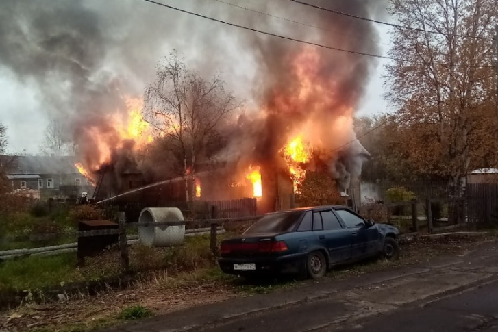 Спасатели приехали на вызов, когда дом был охвачен открытым пламенем