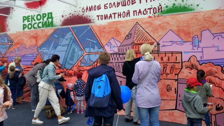 Нижегородский Кремль разрисовали томатной пастой ради рекорда России