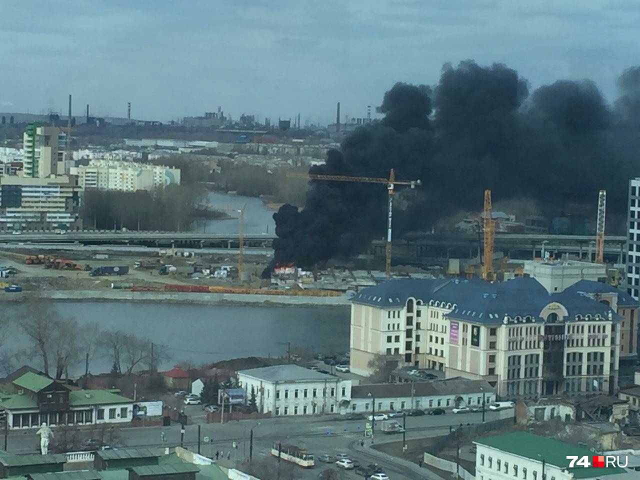 Столб дыма видно издалека Столб дыма видно издалека