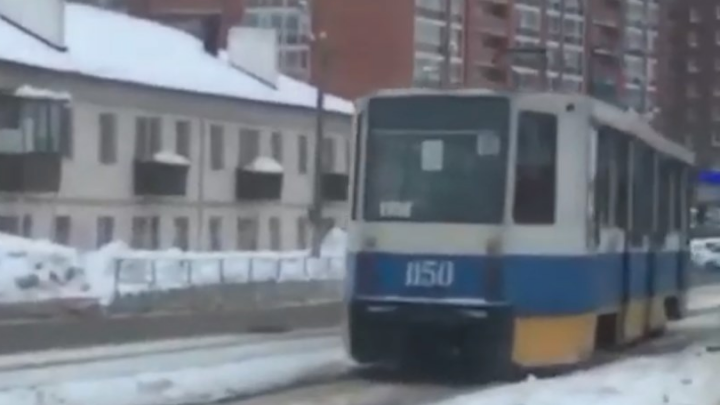 В Уфе трамвай сошел с рельсов, очевидцы сняли видео