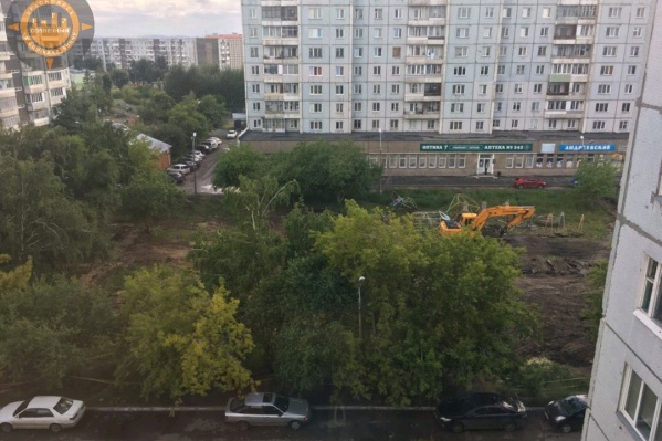 Местные жители заметили на площадке под сквер строительную технику Местные жители заметили на площадке под сквер строительную технику