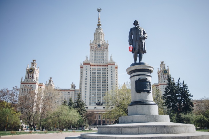 Ведро появилось на памятнике около 10 часов утра Ведро появилось на памятнике около 10 часов утра