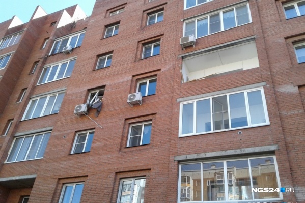 Взрывом выбило дверь и окно в квартире Взрывом выбило дверь и окно в квартире