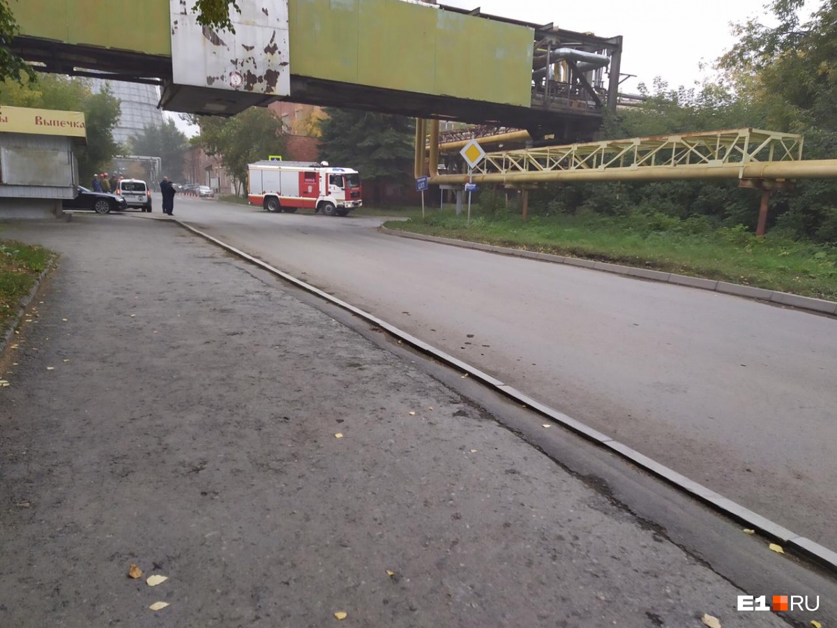 Пожарным удалось потушить огонь в цехе завода «ВИЗ-Сталь»: видео с места ЧП