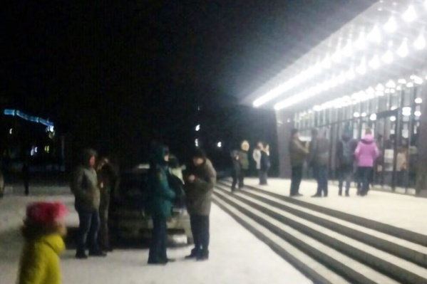 Жителей дома эвакуировали в кинотеатр, который находится поблизости<br> Жителей дома эвакуировали в кинотеатр, который находится поблизости<br>