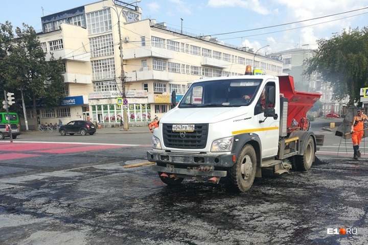 Техника заехала на площадь утром Техника заехала на площадь утром