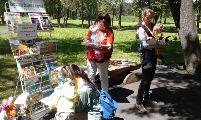 В кузбасском парке появился читальный зал с книгами и журналами (фото)