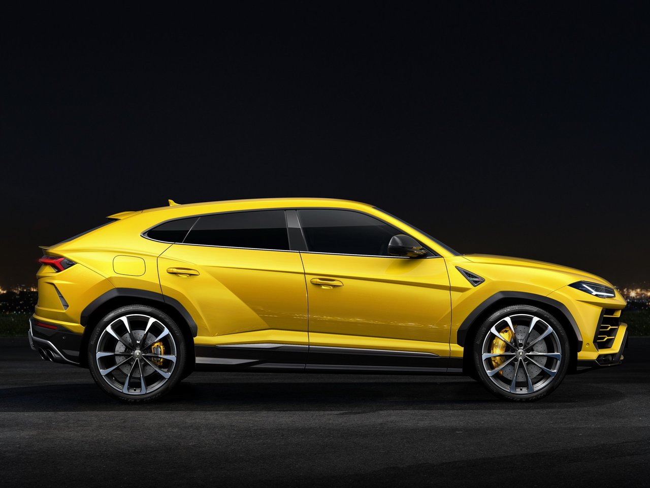 Lamborghini Urus стоит от 16 миллионов рублей Lamborghini Urus стоит от 16 миллионов рублей