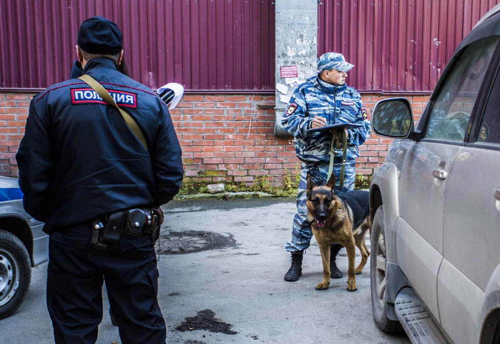 Место полиции. Полиция на месте преступления. Полиция оцепила место преступления. Полиция на месте. Полицейские на месте преступления Россия.