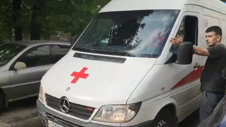 Автомобилист в Уфе накричал на водителя скорой помощи, пока в салоне спасали женщину