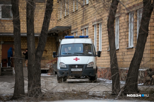 Молодой мужчина скончался в машине скорой помощи Молодой мужчина скончался в машине скорой помощи