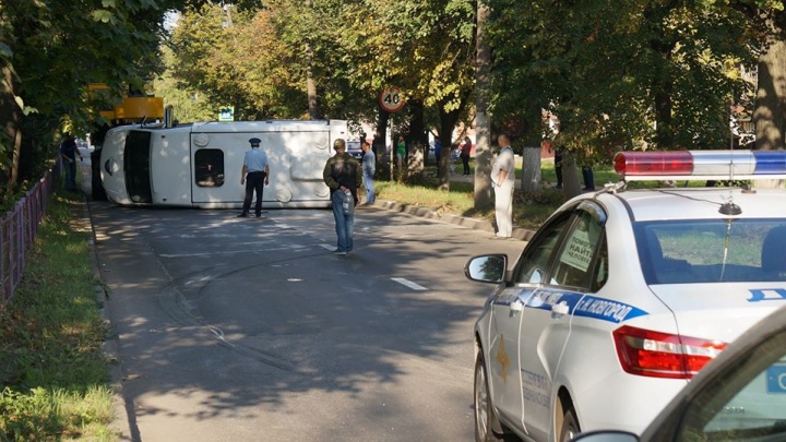 На проспекте Ильича у микроавтобуса открылась дверь и он врезался в пазик