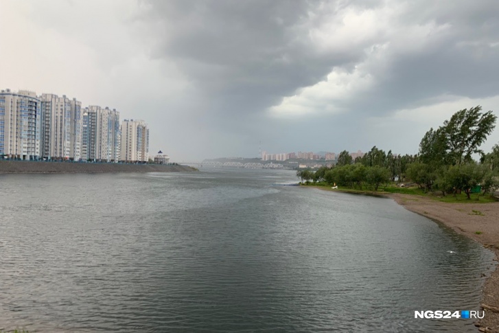 Сегодня в Красноярске также резко испортилась погода и прошёл дождь