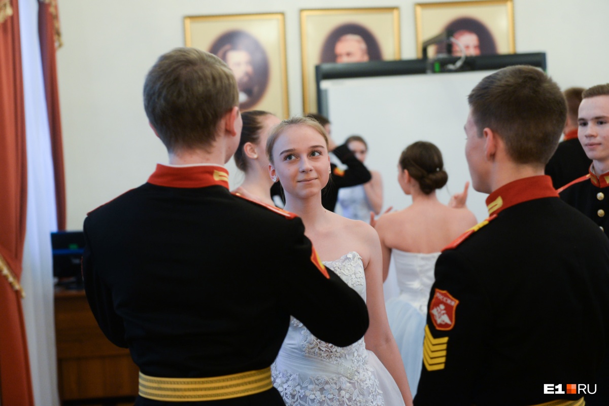 Они гражданские. Мальчик суворовец и девочка на вальсе. Фотография Минские суворовцы фотографа Метелицы.