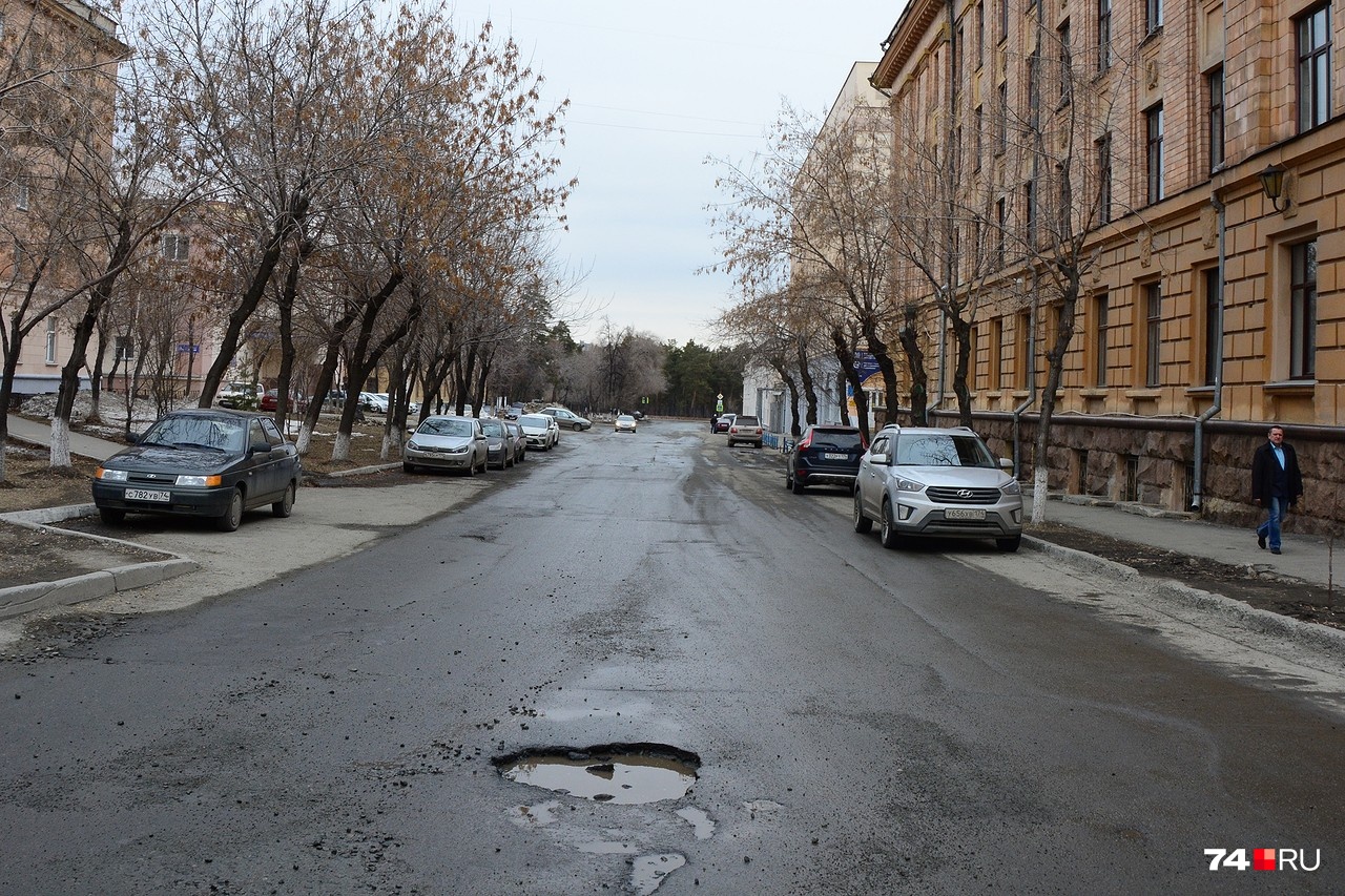 Оставить машину можно на 2-м Институтском переулке, которые ведёт к парку Гагарина Оставить машину можно на 2-м Институтском переулке, которые ведёт к парку Гагарина
