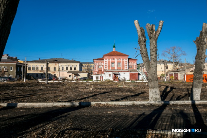 Вид на старинные здания на Вейнбаума с улицы Маркса Вид на старинные здания на Вейнбаума с улицы Маркса