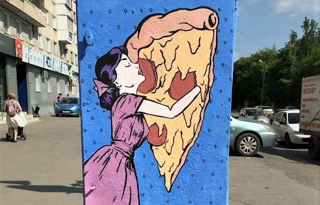 Девушка с пиццей: на гостевом маршруте Челябинска появился яркий арт-объект