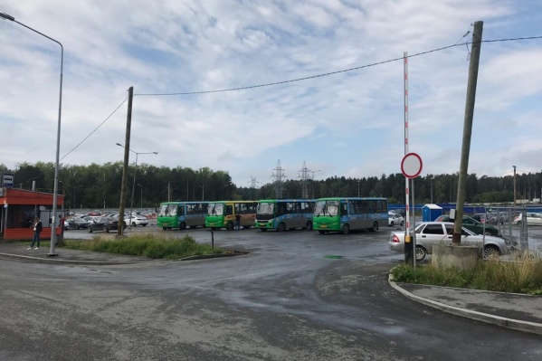 Площадка для автобусов в новом микрорайоне Площадка для автобусов в новом микрорайоне