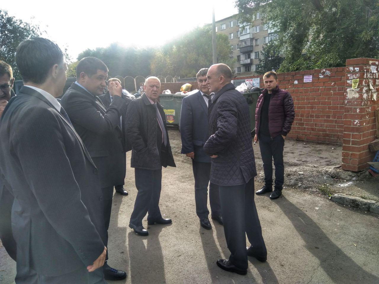 Вместе с губернатором по дворам, заваленным мусором, прогулялись мэр, регоператор по обращению с отходами и главы районов Вместе с губернатором по дворам, заваленным мусором, прогулялись мэр, регоператор по обращению с отходами и главы районов