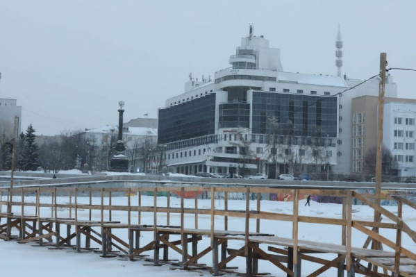 У края подмыло столбы освещения. В остальном переправа нормально функционирует, считают в администрации округа У края подмыло столбы освещения. В остальном переправа нормально функционирует, считают в администрации округа