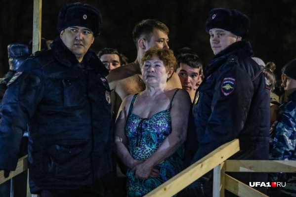 Дежурившие у купели полицейские быстро заметили хулигана и увели его Дежурившие у купели полицейские быстро заметили хулигана и увели его