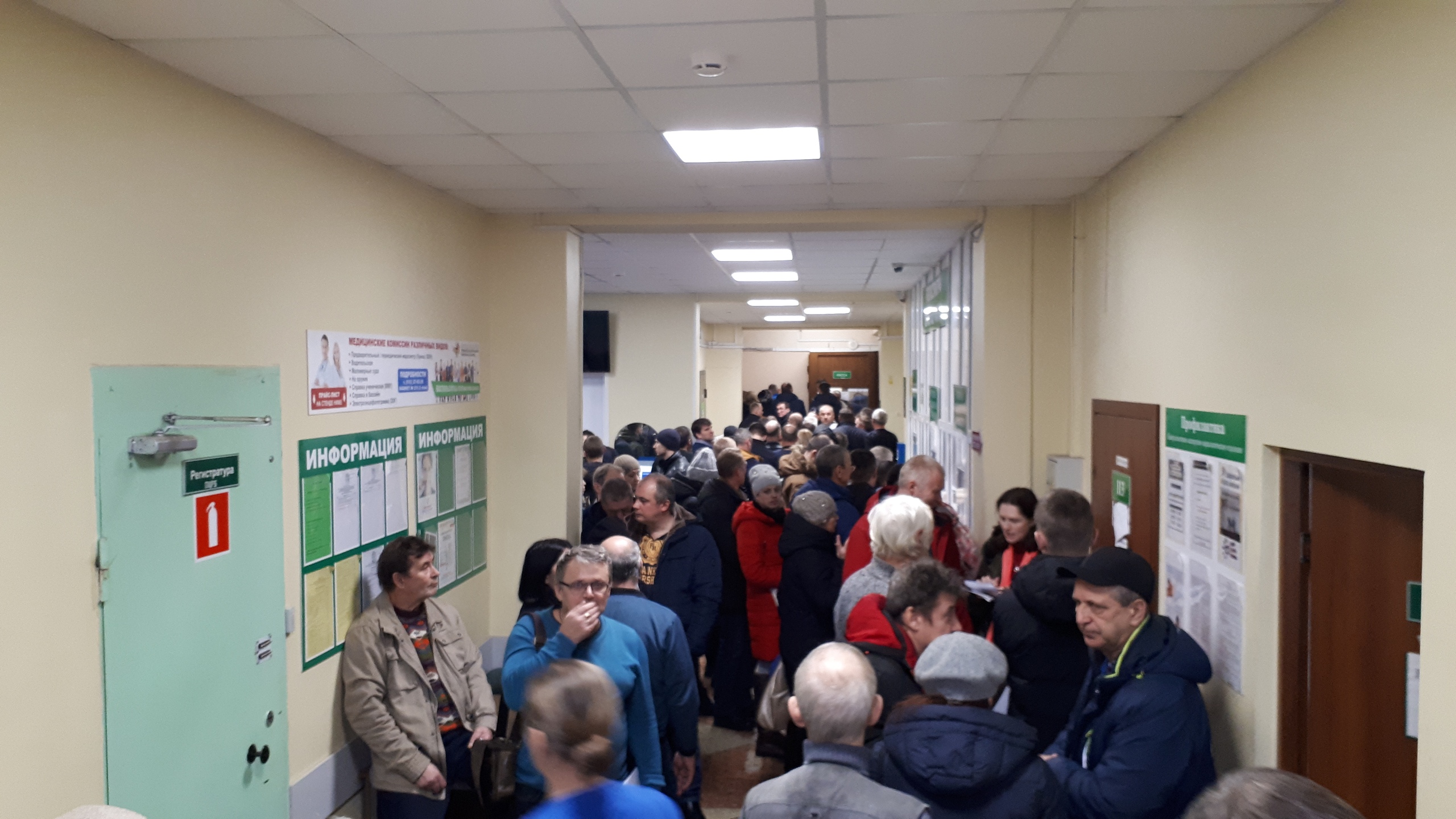 В коридорах — толпы: почему не протолкнуться в Архангельском психоневрологическом диспансере?