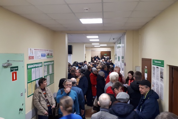 В коридорах Архангельского психоневрологического диспансера второй день тесно В коридорах Архангельского психоневрологического диспансера второй день тесно