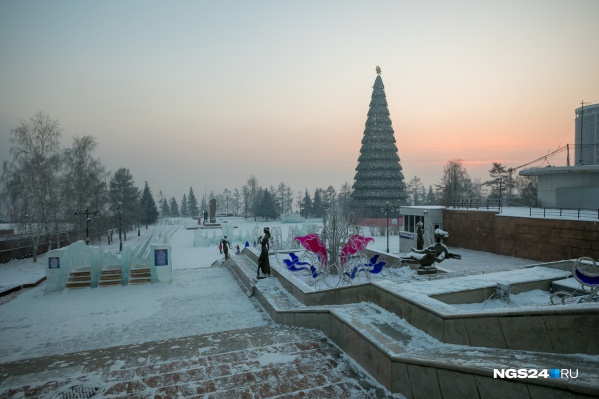 У горожан возникли трудности с пешеходной доступностью ёлки на нижнем ярусе Театральной площади У горожан возникли трудности с пешеходной доступностью ёлки на нижнем ярусе Театральной площади