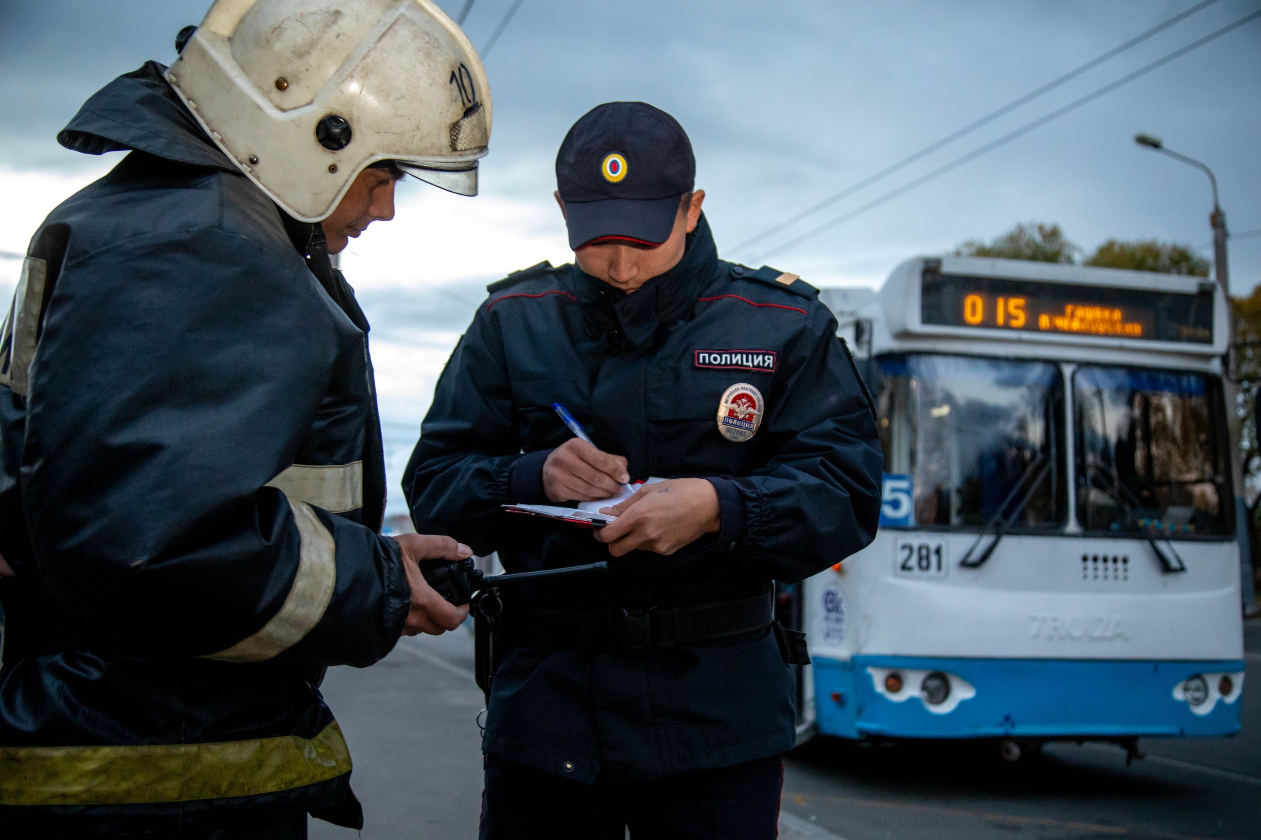 В Омске эвакуировали пассажиров троллейбуса № 15 из-за пакета с бумагой
