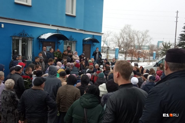 Попрощаться с Ксенией пришли больше 250 человек Попрощаться с Ксенией пришли больше 250 человек
