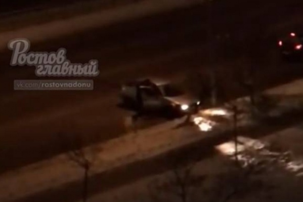 Водитель протаранил дерево на проспекте Космонавтов Водитель протаранил дерево на проспекте Космонавтов